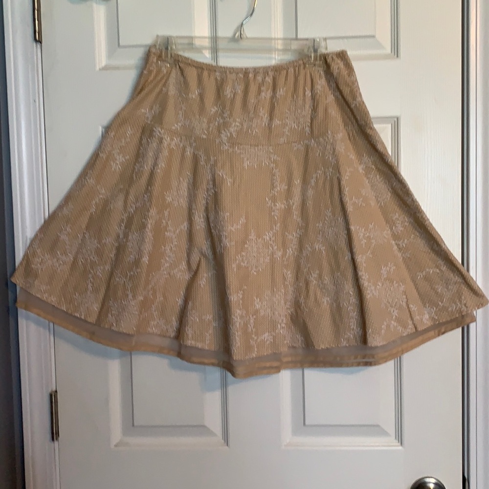 Adorable Embroidered Tan and White Skirt Benbasset